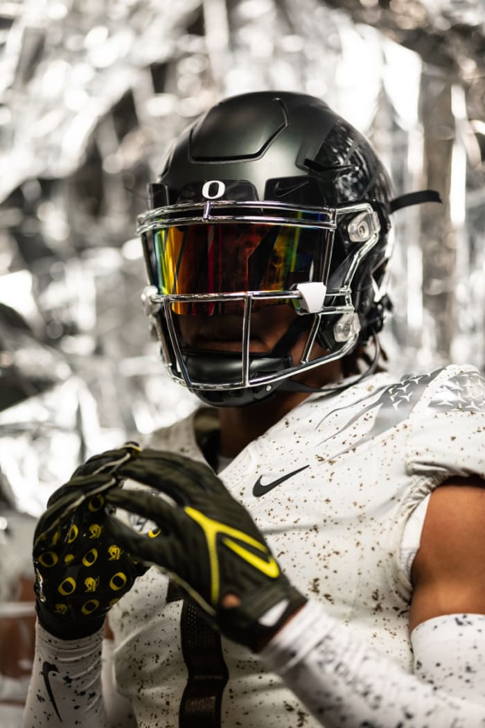 Aaron Flowers throws up an O during a photoshoot on his Oregon visit.